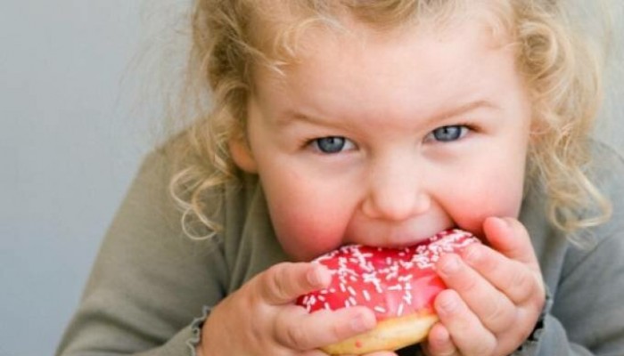 Obesidade: crianças pequenas consomem porção de tamanho adulto